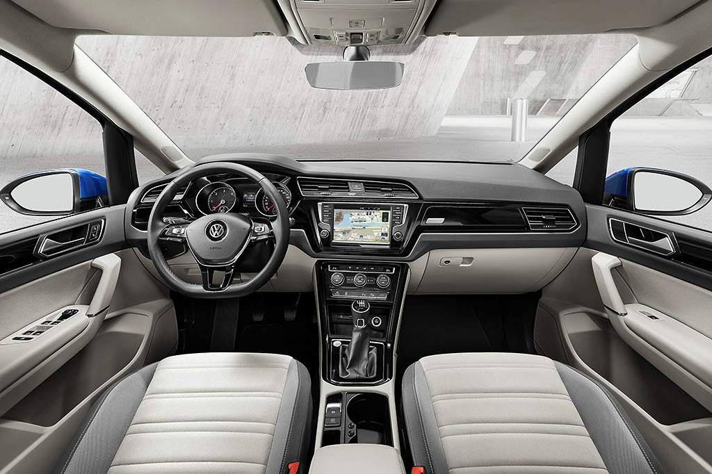 Volkswagen-Touran-2015-interior