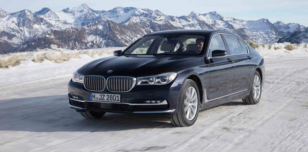 El BMW Serie 7 monta neumáticos Goodyear UltraGrip Performance