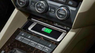 Phonebox con cargador inalámbrico Skoda