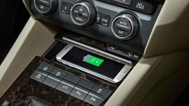 Phonebox con cargador inalámbrico Skoda