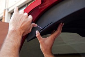 Quitar tapa porton trasero