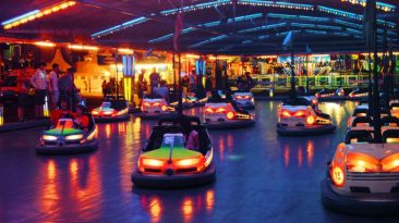 Casi 100 años después, los coches de choque siguen siendo un reclamo en las ferias.