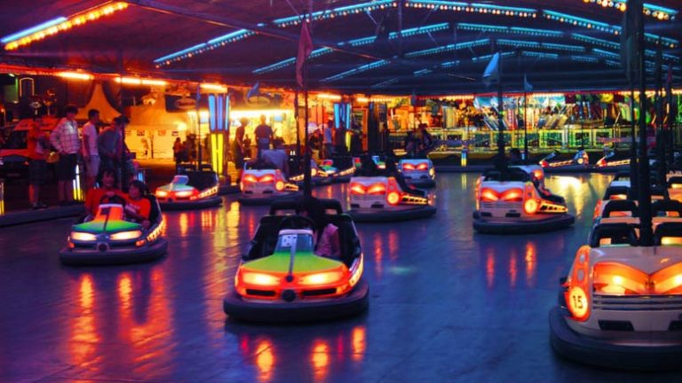 Casi 100 años después, los coches de choque siguen siendo un reclamo en las ferias.