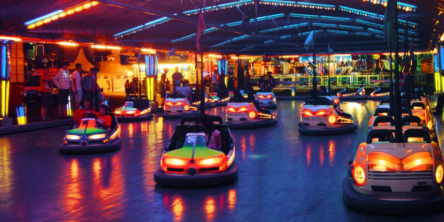 Casi 100 años después, los coches de choque siguen siendo un reclamo en las ferias.
