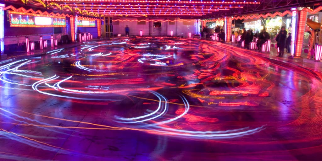 Casi 100 años después, los coches de choque siguen siendo un reclamo en las ferias.