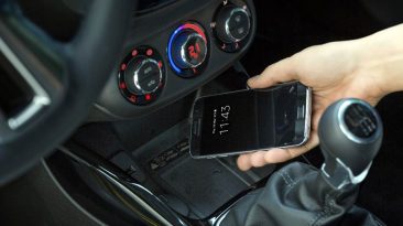 El Opel Adam ya nos permite cargar el teléfono móvil sin tener que usar un cable.