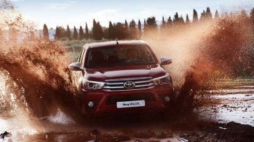Toyota Hilux 2016 delantera dinámica barro