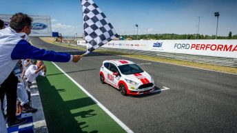 Victoria 24 horas Ford de Altagama/Coches/Love con AFEM banderazo del triunfo