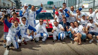 Victoria 24 horas Ford de Altagama/Coches/Love con AFEM Equipo participante tras conseguir el triunfo