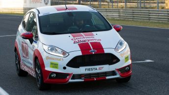 Victoria 24 horas Ford de Altagama/Coches/Love con AFEM paso por recta de meta