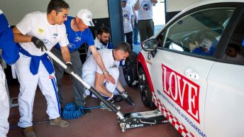 Victoria 24 horas Ford de Altagama/Coches/Love con AFEM Cambio de neumáticos