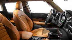 MINI Clubman Scrambler interior en cuero y Alcantara marrón
