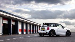 MINI John Cooper Works Challenge blanco trasera