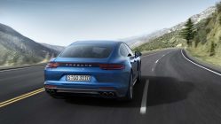 Porsche Panamera 2017 trasera azul