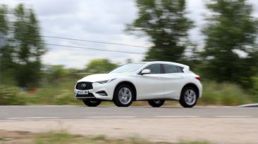Infiniti Q30 1.5d lateral en blanco