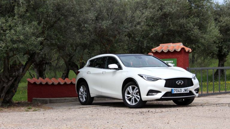 Infiniti Q30 1.5d frontal blanco