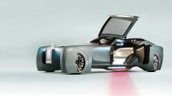 Rolls Royce VISION NEXT 100 frontal puertas abiertas