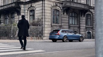 Volvo V90 R Design trasera azul