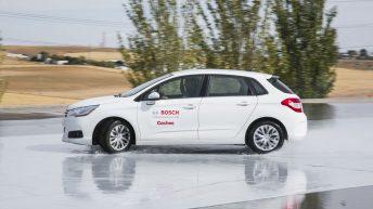 Curso de conducción segura Bosch y Revista Coches Reacción ante una situación de aquaplaning