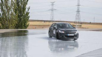 Curso de conducción segura Bosch y Revista Coches Reacción ante una situación de aquaplaning