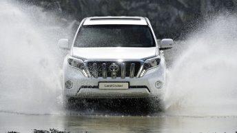 Nuevo Toyota Land Cruiser vadeando un río