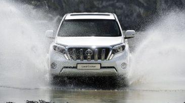Nuevo Toyota Land Cruiser vadeando un río