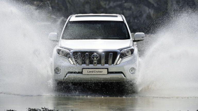 Nuevo Toyota Land Cruiser vadeando un río