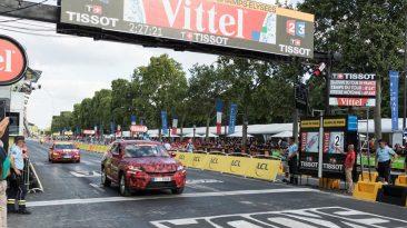Stephen Roche fue el encargado de conducir el Skoda Kodiaq en la última etapa del Tour.