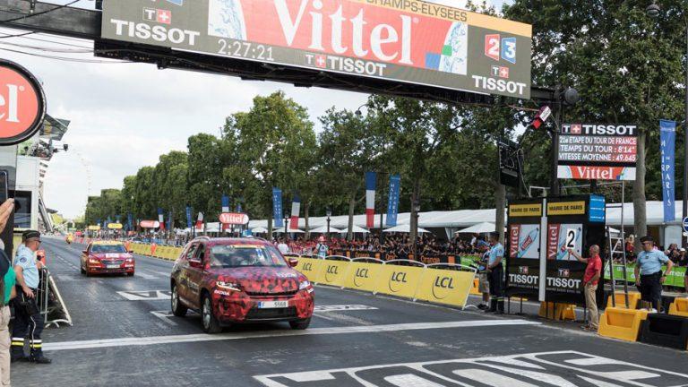 Stephen Roche fue el encargado de conducir el Skoda Kodiaq en la última etapa del Tour.