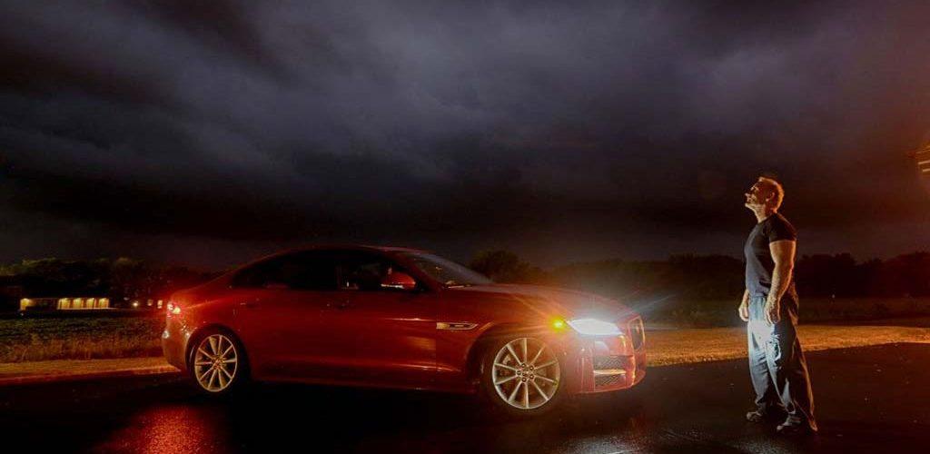 Jaguar XF cazatornados con Tim Baker