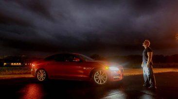 Jaguar XF cazatornados con Tim Baker