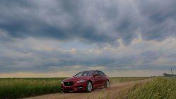 Jaguar XF cazatornados con Tim Baker