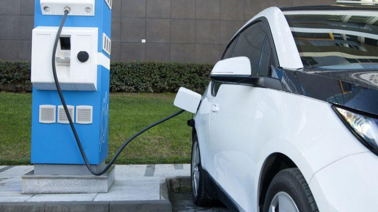 El mercado de híbridos y eléctricos continúa creciendo en el mercado del automóvil.