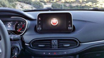 Prueba Fiat Tipo 5 puertas - Detalle pantalla táctil con sistema Uconnect TM HD Live