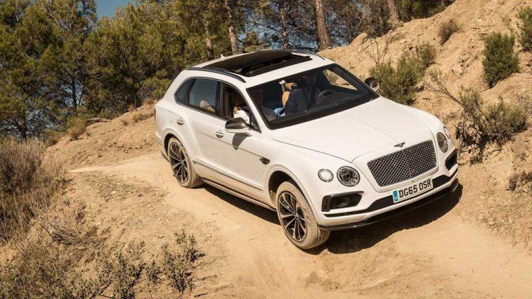 Bentley Bentayga 2016 delantera dinámica campo