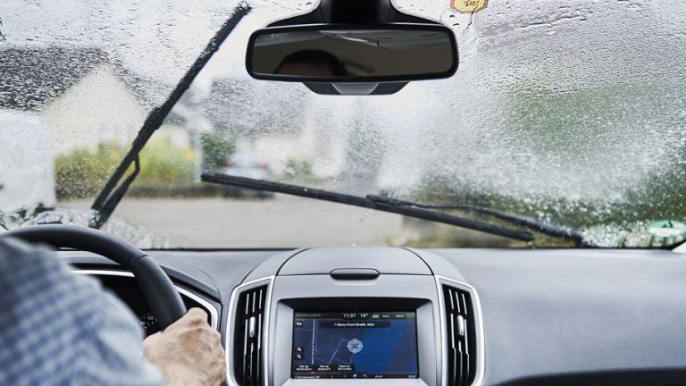 Los nuevos faros con ajuste automático de Ford ayudarán a evitar posibles peligros.