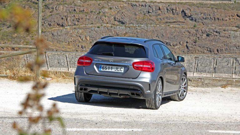 Mercedes-AMG GLA 45 prueba gris trasera