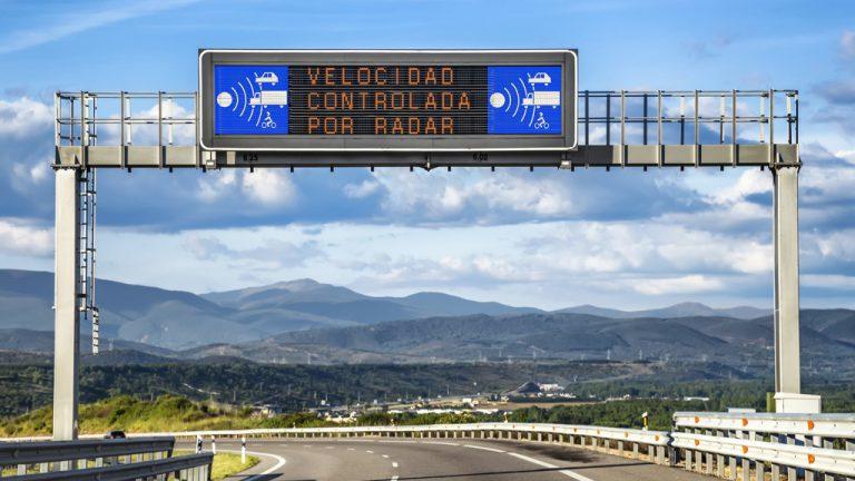 A qué velocidad salta un radar