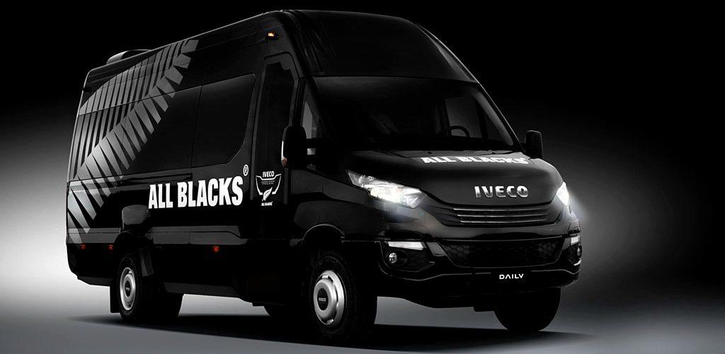 Los All Blacks viajarán durante su gira europea en vehículos de Iveco diseñados para ellos.