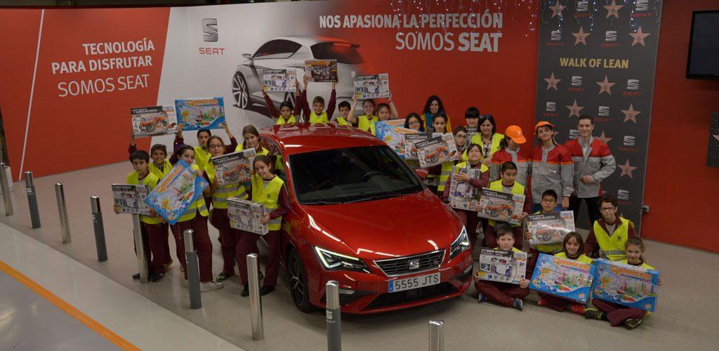 La Navidad llega a una fábrica de SEAT con regalos que salen de la línea de montaje.