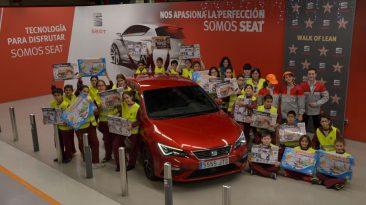 La Navidad llega a una fábrica de SEAT con regalos que salen de la línea de montaje.