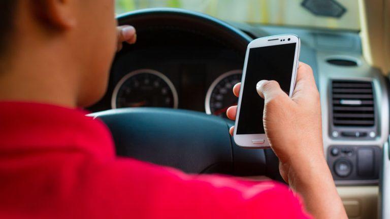 Reino Unido trabaja en el desarrollo de una tecnología que acabe con el uso del móvil mientras se conduce.