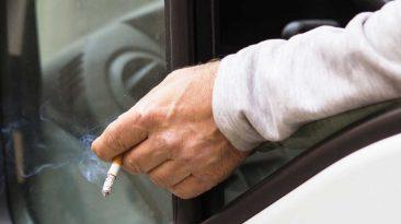 Desmienten el bulo de las multas por fumar en el coche