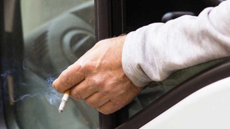 Desmienten el bulo de las multas por fumar en el coche
