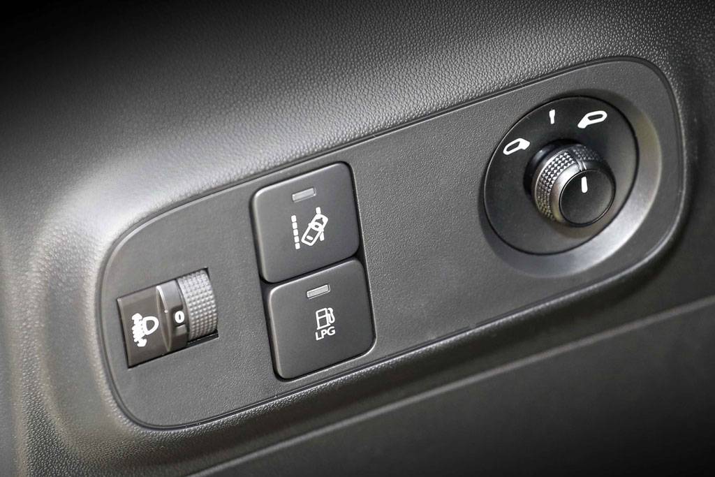 Mando conmutador de GLP a gasolina y viceversa en el nuevo Citroën C3 ECO GLP.