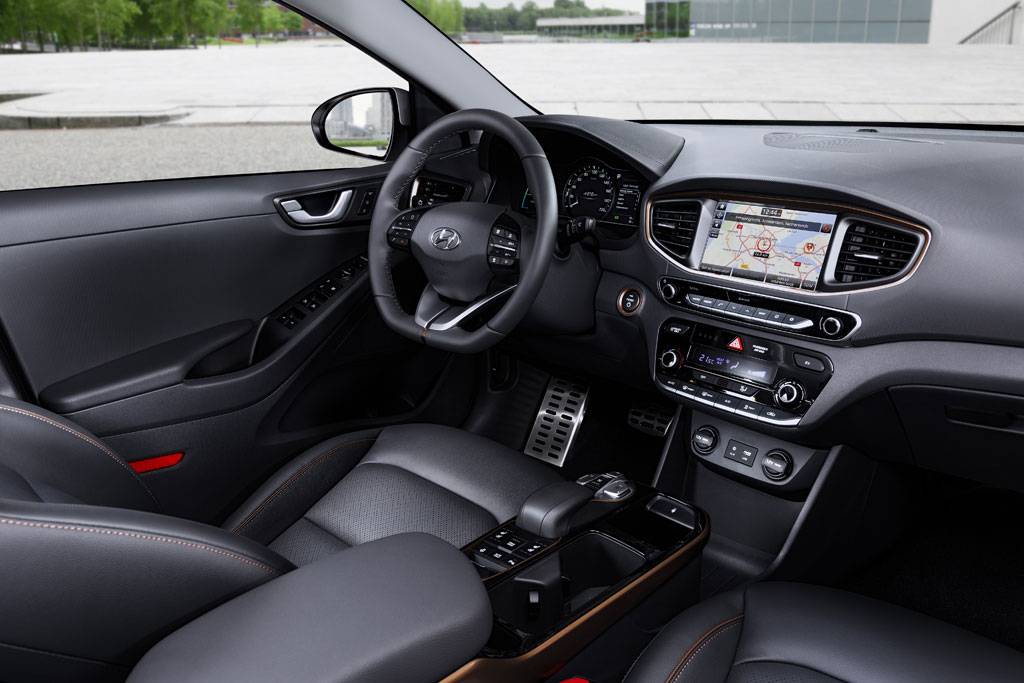 Buena calidad interior para el Hyundai IONIQ dentro de un entorno sencillo de buena disposición. Hyundai IONIQ Electric