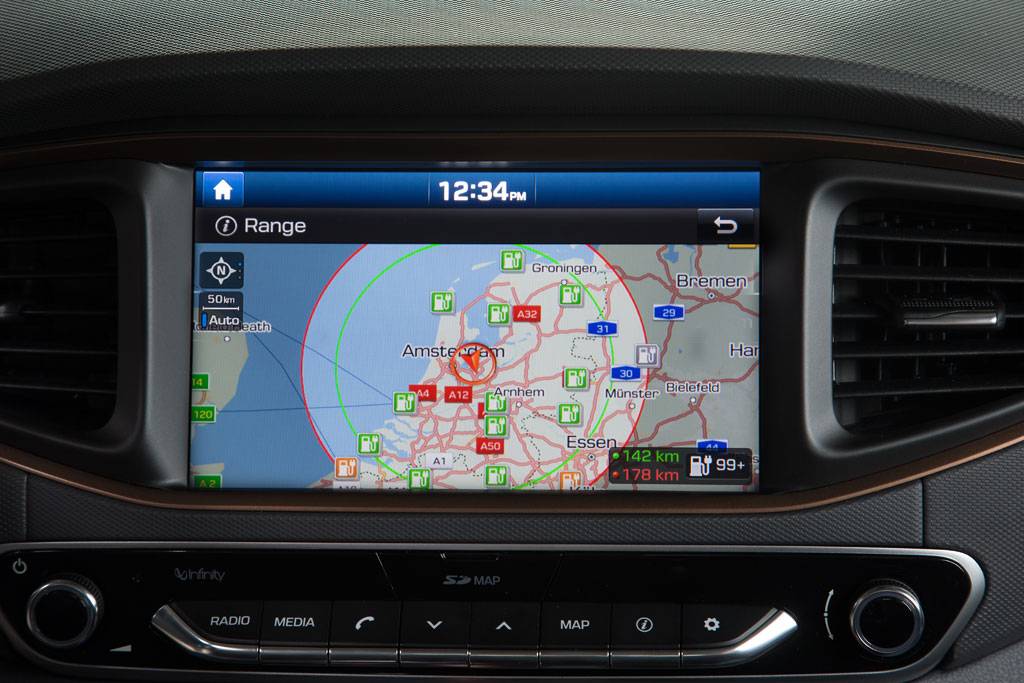 Según versiones, el IONIQ Electric incluye de serie navegaor integrado TOMTOM.