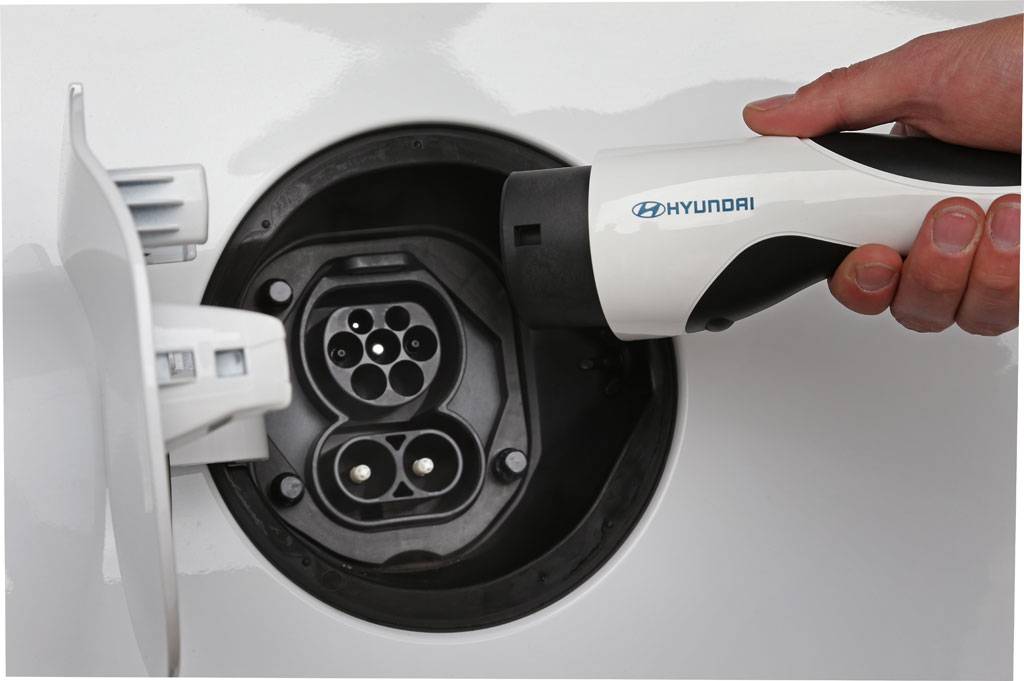 Detalle del doble puerto de carga del Hyundai IONIQ Electric. Hyundai IONIQ Electric