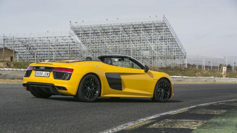 Audi R8 Spyder V10 trasera en movimiento