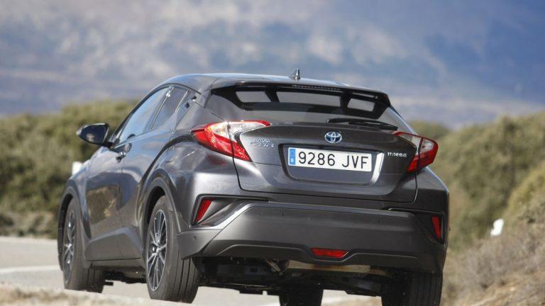 Toyota C-HR Hybrid trasera en movimiento